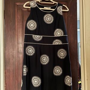 Sleeveless, navy and white shift dress